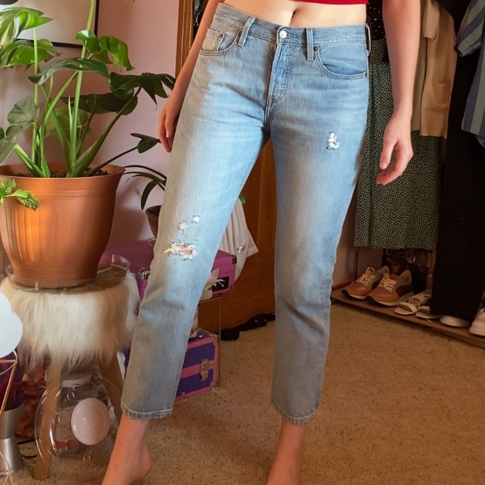 Levi’s light wash distress crop jeans